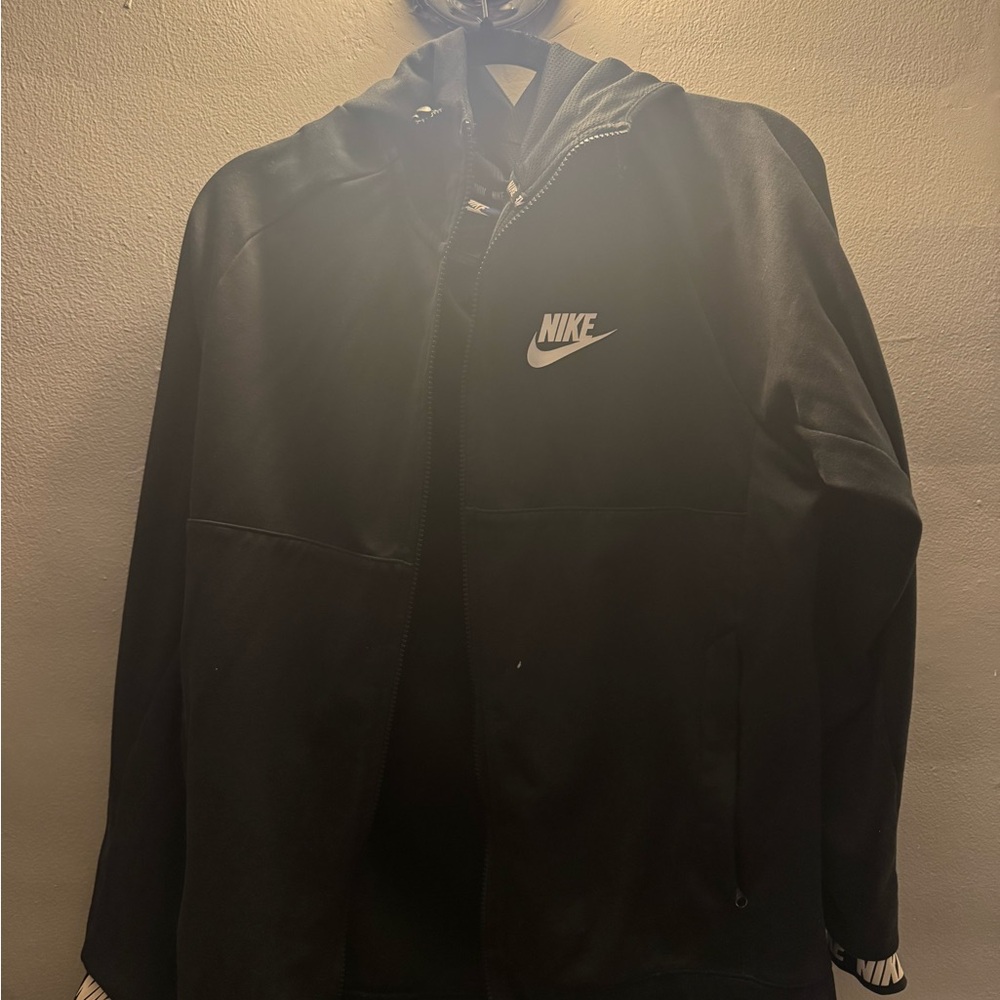 Nike Black Performance Jacket Sleek Design